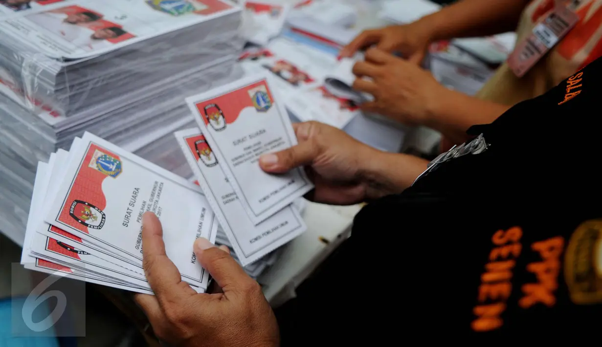 Petugas melipat surat suara Pilkada DKI Jakarta 2017 di Gudang Logistik KPU Jakarta Pusat, Senin (24/1). Nantinya semua surat suara akan di distribusikan ke 1.237 TPS di seluruh wilayah Jakarta Pusat. (Liputan6.com/Gempur M Surya)