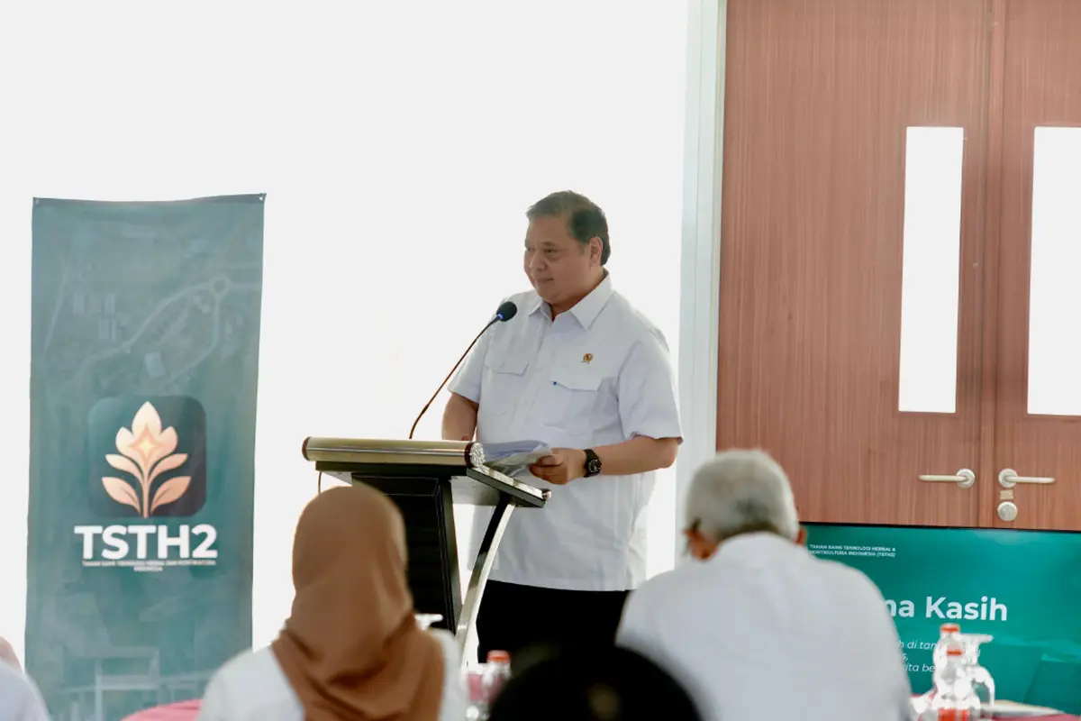 Menteri Koordinator Bidang Perekonomian Airlangga Hartarto dalam kegiatan peninjauan fasilitas di Taman Sains Teknologi Herbal dan Hortikultura (TSTH2). (Foto: ekon.go.id)