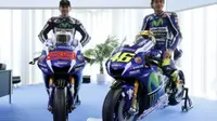 Valentino Rossi (kanan) dan Jorge Lorenzo berpose di atas motor baru Yamaha YZR-M1 untuk musim 2016 di Barcelona, Spanyol, Senin (18/1/2016).