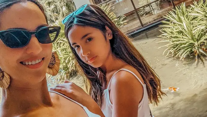 Kebersamaan Nia Ramadhani dan sang putri selalu menyita perhatian publik, terbaru mereka terlihat sedang joget bersama