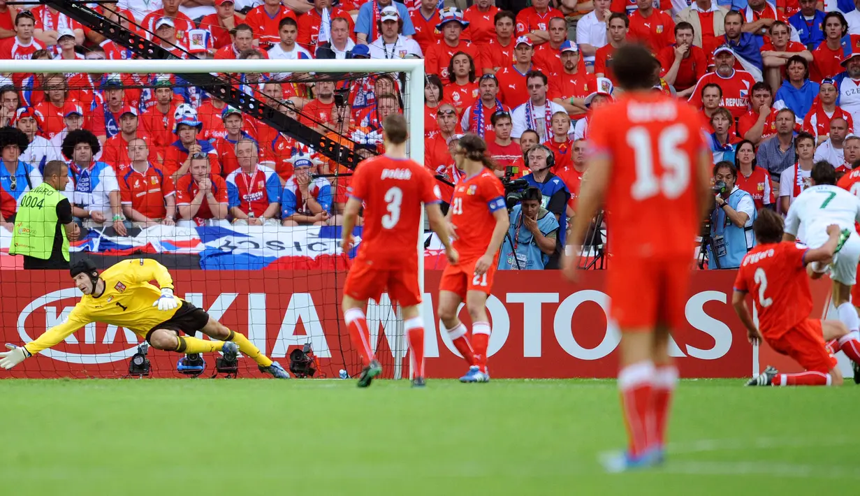 Gol ke-3 Cristiano Ronaldo dicetak pada laga grup A Euro 2008 melawan Republik Ceska di Stade de Geneve, Swiss (30/6/2008). Gol terjadi di menit ke-63 yang membawa Portugal unggul 2-1. Hasil akhir Portugal menang 3-1. (Foto: AFP/Pierre-Philippe Marcou)