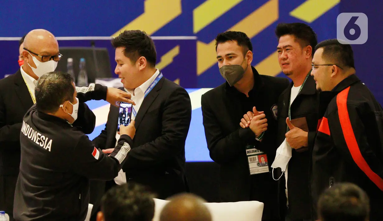 Sejumlah peserta kongres PSSI foto bersama pemilik Rans Cilegon FC, Raffi Ahmad, di Hotel Raffles, Jakarta, Sabtu (29/5/2021). Kongres tersebut akan membahas kepastian Liga 1 dan 2 musim 2021-2022. (Bola.com/M Iqbal Ichsan)