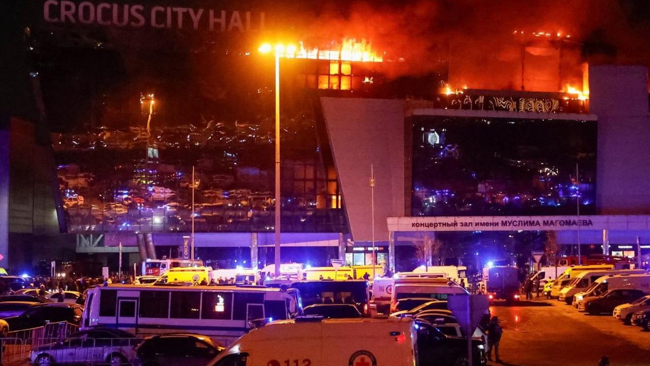 Situasi Gedung Konser Crocus City Hall, Moskow, Rusia, mencekam setelah sekelompok pria bersenjata melancarkan aksi penembakan massal, pada Jumat (22/3/2024). Foto-foto yang diperoleh Reuters memperlihatkan&nbsp;gedung itu terbakar, dengan kepulan asap be