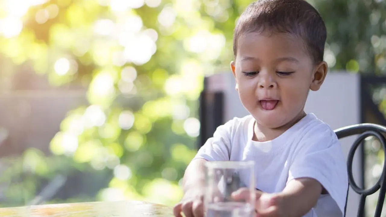 Kapan Bayi Boleh Mulai Minum Air Putih?