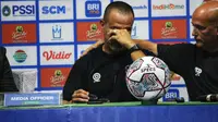 Pelatih Madura United, Fabio Lefundes, terharu saat berbicara pada konferensi pers usai laga kontra Persebaya Surabaya dalam lanjutan BRI Liga 1 2022/2023, Minggu (14/8/2022). (Bola.com/Wahyu Pratama)