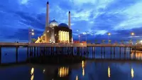  Masjid Terapung Makassar Bertetangga dengan Cafe Penjual Miras