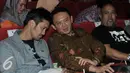 Gubernur DKI Jakarta Basuki Tjahaja Purnama berbincang dengan Tora Sudiro saat nonton film 'Warkop DKI Reborn, Jangkrik Boss! Part 1' di Djakarta Theater XXI, Jakarta, Kamis (8/9). (Liputan6.com/Yoppy Renato)