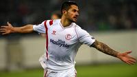 Gelandang Sevilla Vitolo mencetak gol tercepat di Liga Europa (PATRIK STOLLARZ / AFP)