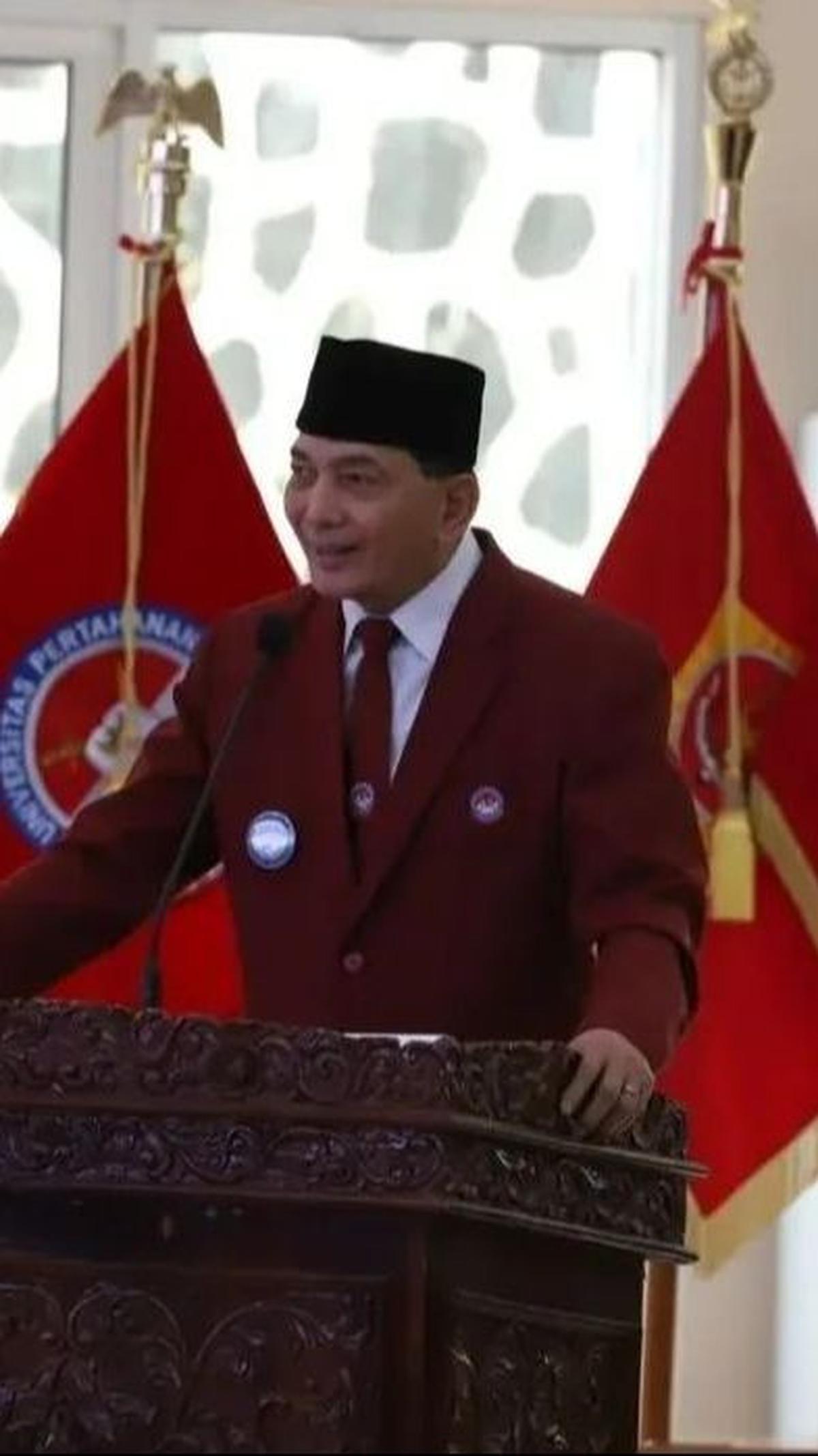Di usia ke 71, jenderal bintang tiga ini berhasil lulus S3 dengan meraih predikat Summa Cumlaude.