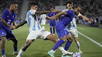 Gelandang Argentina Kevin Zenon mencoba untuk merebut bola dari Enzo Milliot pada duel lawan Prancis di perempat final sepak bola Olimpiade 2024 (AP)