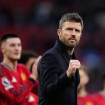 Selebrasi Michael Carrick usai membawa Manchester United meraih kemanangan dramatis atas Fulham 3-2 di Old Trafford, Minggu (1/2/2026) malam WIB. (AP Photo/Dave Thompson)