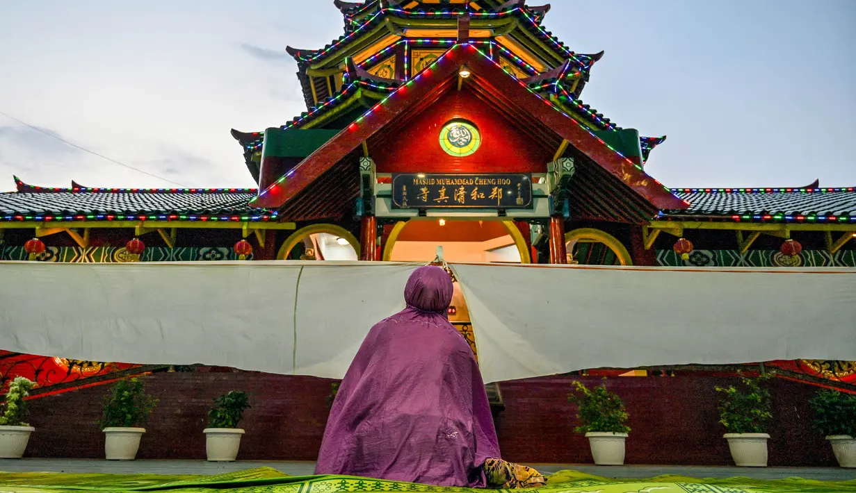 Usai berbuka puasa bersama, umat Muslim bisa melaksanakan salat Maghrib, Isya serta Tarawih di Masjid Muhammad Cheng Hoo Surabaya. (Juni KRISWANTO/AFP)