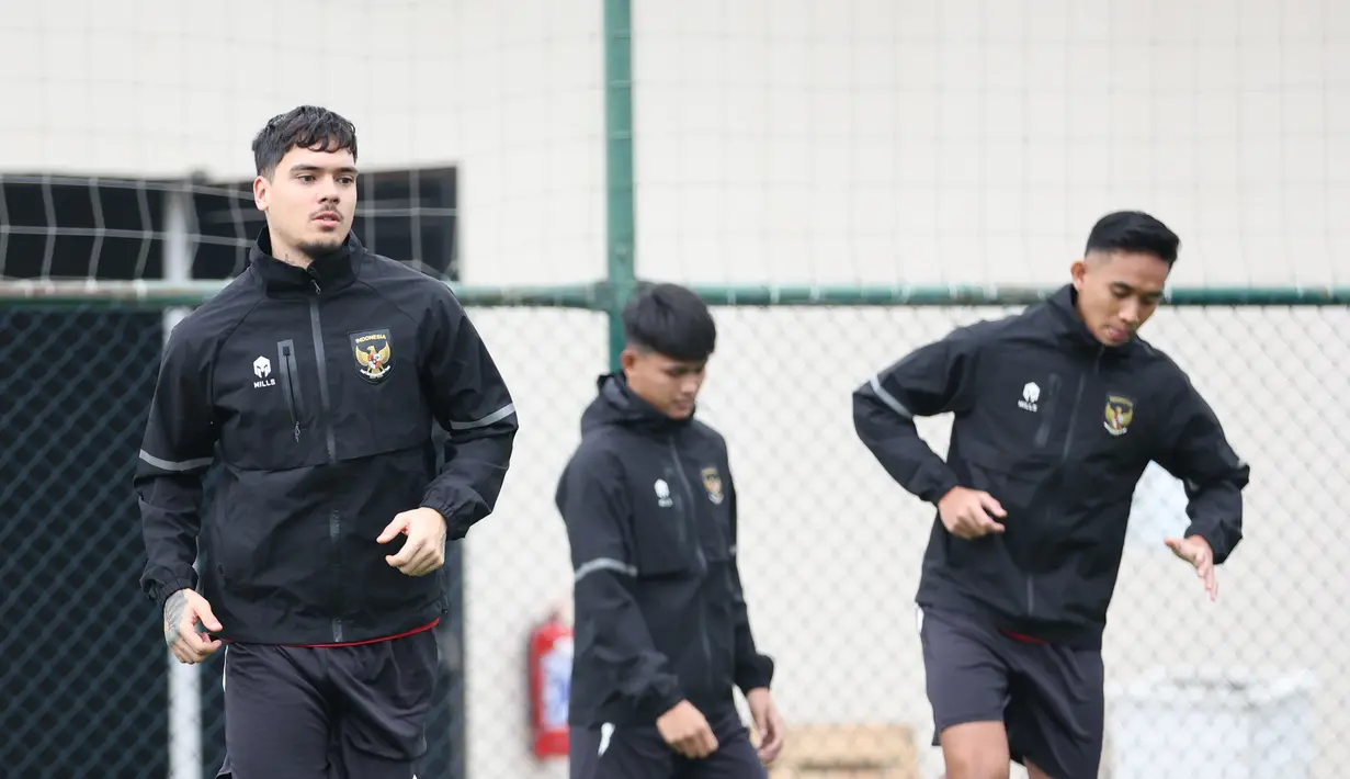 Pemain Timnas Indonesia, Shayne Pattynama (kiri), Hokky Caraka (tengah), dan Rizky Ridho saat mengikuti pemusatan latihan di Turki, Kamis (21/12/2023). (Dok. PSSI)