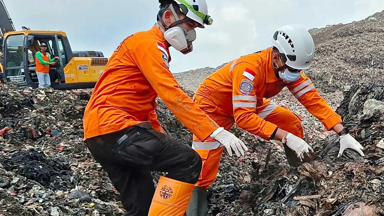 FOTO: Korban Longsor Gunungan Sampah Bantargebang Kembali  Ditemukan Siang Ini