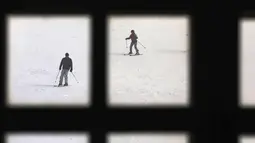 Pemain ski menuruni lereng di resor ski Tochal di luar ibu kota Teheran, Iran (1/1/2022). Di tengah polusi udara dan kesengsaraan ekonomi, penduduk Teheran menemukan kenyamanan di resor ski di utara Teheran di pegunungan Alborz. (AP Photo/Vahid Salemi)