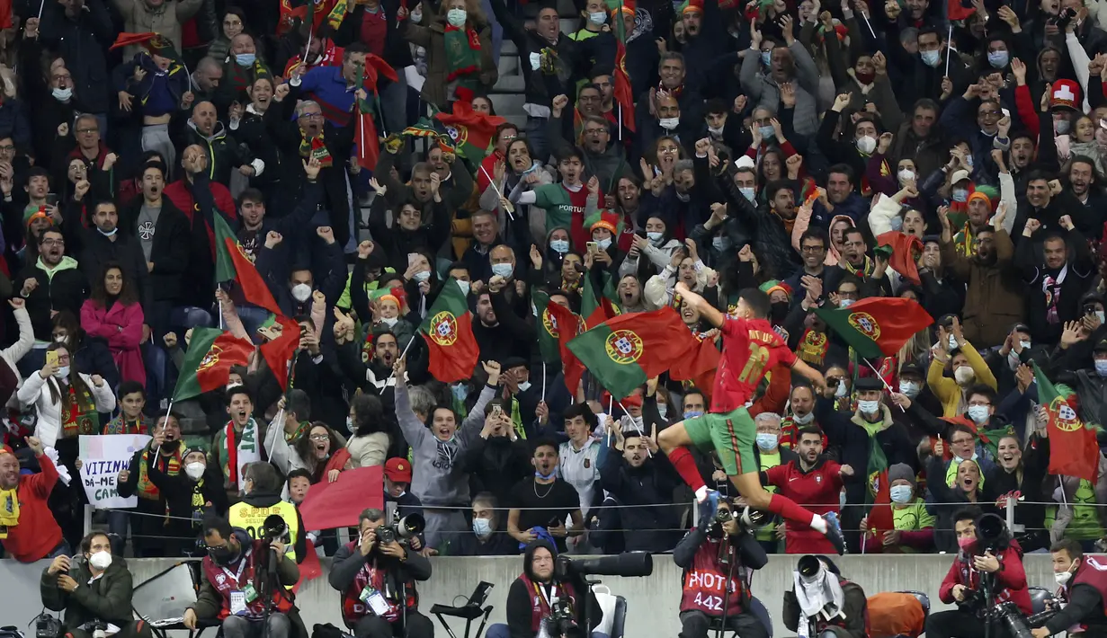 Hasil tersebut membuat Portugal selangkah lagi lolos ke Piala Dunia 2022. Di partai penentuan pasukan Fernando Santos akan bersua Makedonia Utara yang sukses membungkam Italia. (AP/Luis Vieira)