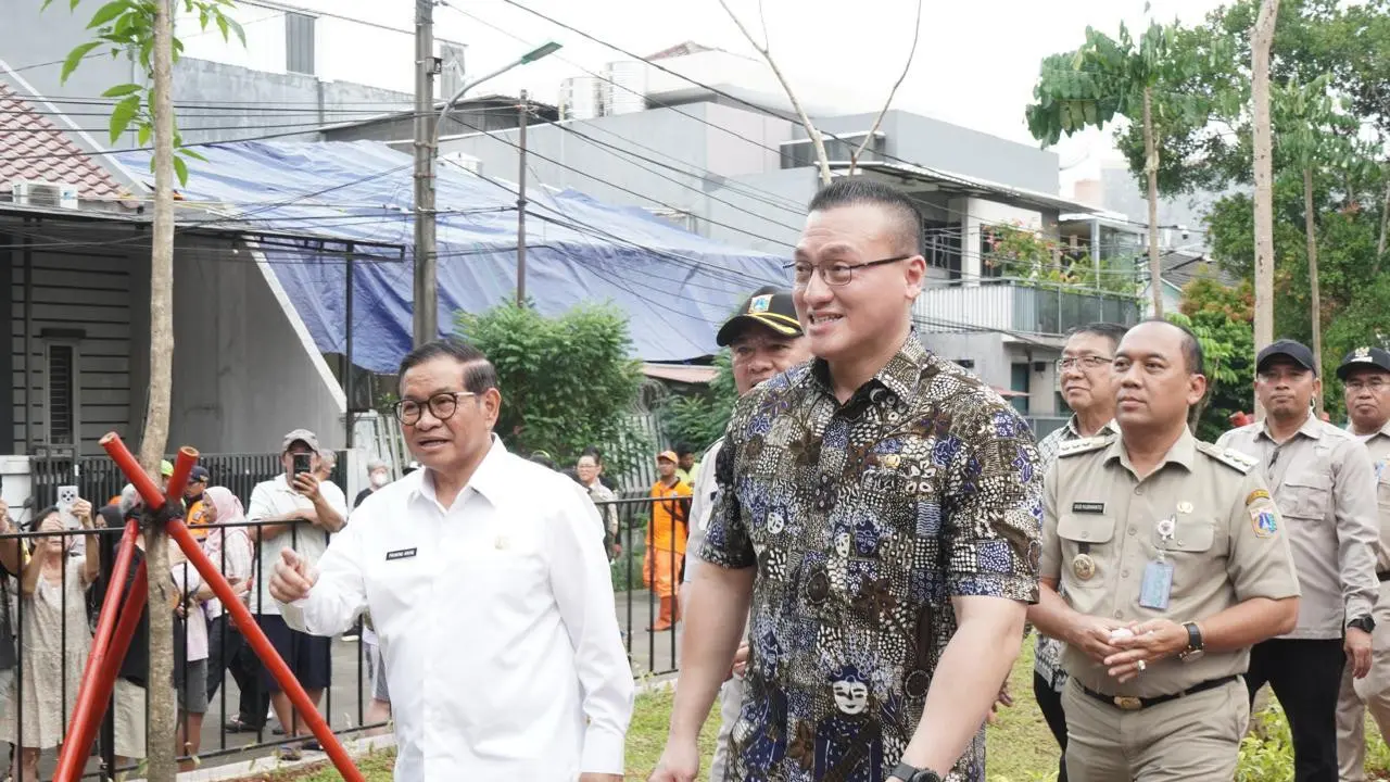 Gubernur DKI Jakarta, Pramono Anung dan Anggota DPRD DKI Jakarta Hardiyanto Kenneth saat meresmikan Taman Bugar Duri Kepa, Kebon Jeruk, Jakarta Barat (Istimewa)