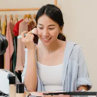 Memakai cushion di kulit berjerawat agar nyaman, aman menutupi jerawat, sekaligus tetap menjaga kesehatan kulit. (Foto: Tirachardz/Freepik)