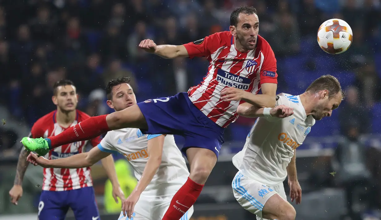 Pemain Atletico Madrid Diego Godin melakukan sundulan saat melawan Marseille dalam pertandingan final Liga Europa di Stade de Lyon, Prancis (16/5). Dengan kemenangan tersebut Atletico berhasil menjuarai  Liga Europa 2018. (AP Photo / Laurent Cipriani)