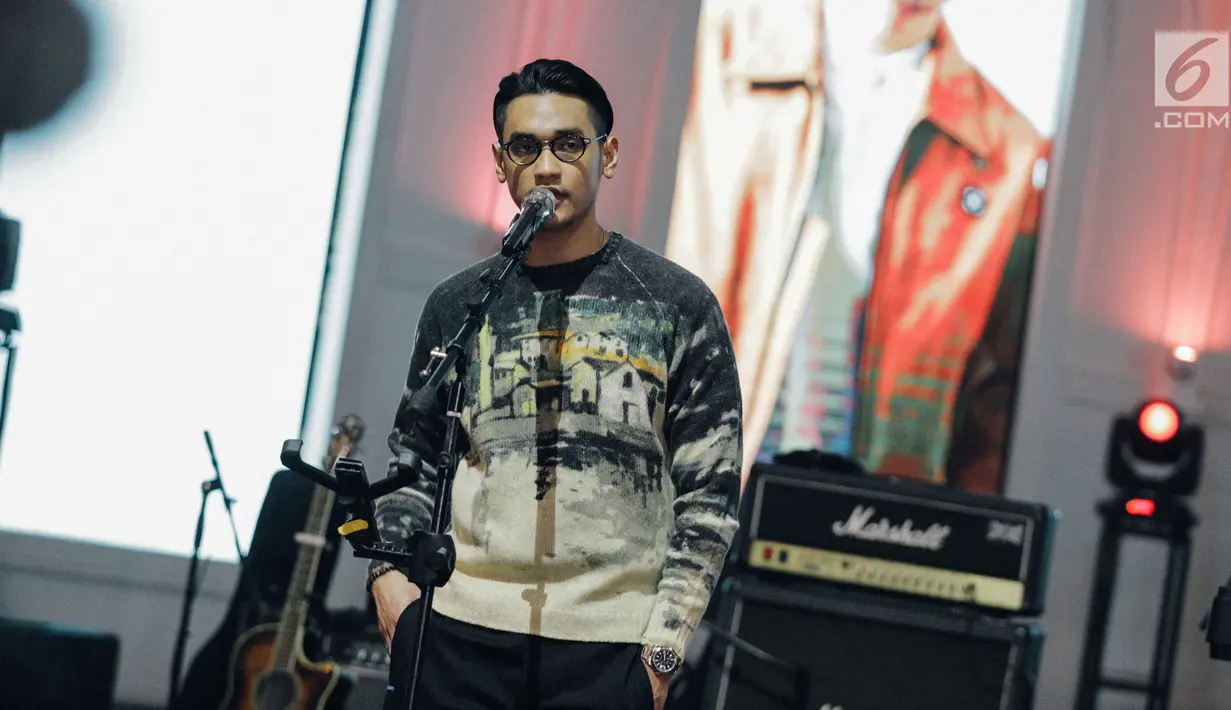 Penyanyi Afgan Syahreza saat rilis single 'Heaven' di Jakarta, Rabu (21/2). Lagu 'Heaven' merupakan kolaborasi dirinya dengan Isyana Sarasvati dan Rendy Pandugo. (Liputan6.com/Faizal Fanani)