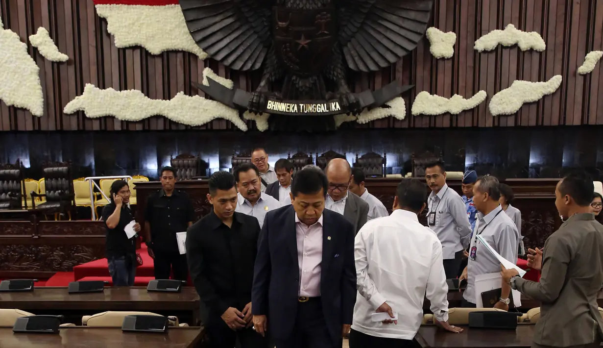 Ketua DPR Setya Novanto mengecek kesiapan ruang rapat Paripurna I di Gedung Kura - Kura, Kompleks Parlemen, Jakarta, Senin (27/2). Raja Salman rencananya akan berkunjung  ke DPR pada tanggal  2 Maret. (Liputan6.com/Johan Tallo)