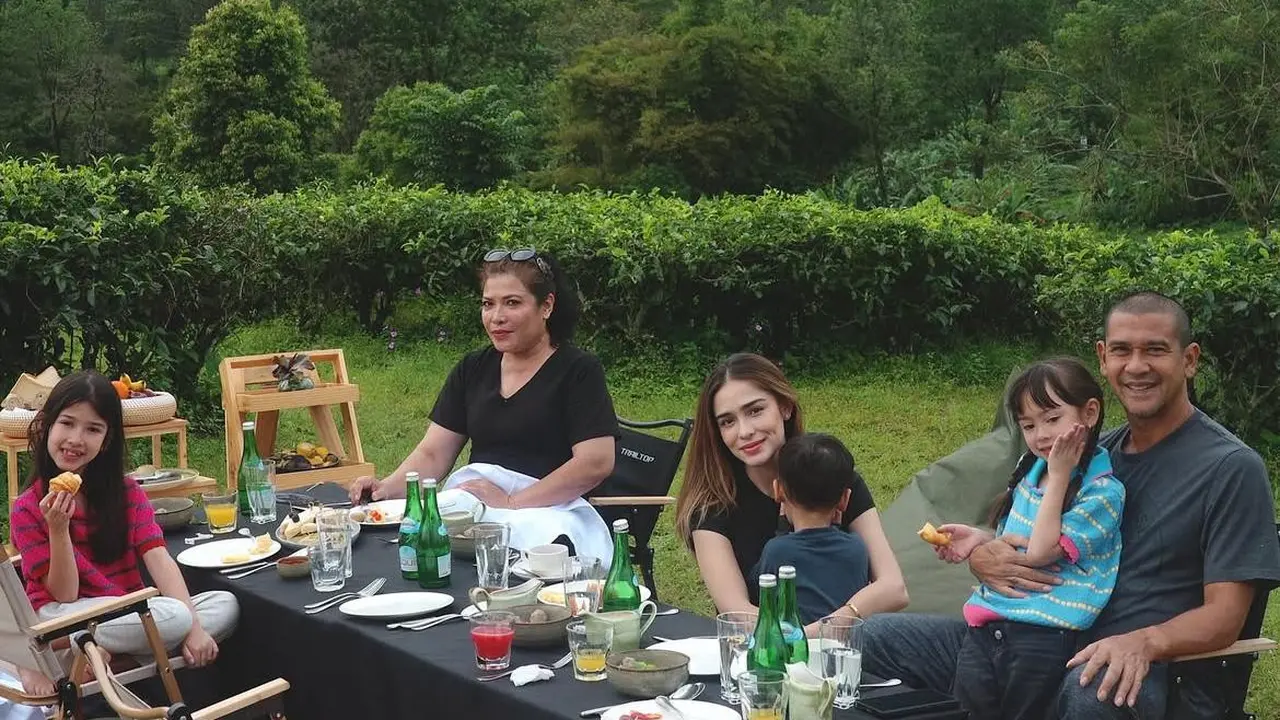 Yasmine Wildblood Ajak Anak-anaknya Menyusuri Kebun Teh Gunung Mas (Instagram/@yaswildblood)