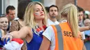 Fans cantik Prancis saat diperiksa pihak keamanan sebelum memasuki fan zone pada laga piala Eropa 2016  antara Prancis melawan Islandia di Toulouse , (3/7/2016). (AFP/RÈmy Gabalda)