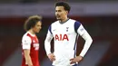 Pemain Tottenham Hotspur, Dele Alli, tampak lesu usai ditaklukkan Arsenal pada laga Liga Inggris di Stadion Emirates, Minggu (14/3/2021). Arsenal menang dengan skor 2-1. (Julian Finney/Pool via AP)