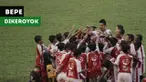 Bambang Pamungkas dan Andritany Ardhiyasa dihampiri puluhan anak kecil demi bersalaman dengan pemain Persija tersebut.