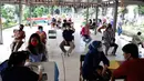 Warga menunggu dalam antre untuk vaksinasi COVID-19 di RPTRA Taman Gajah, Cipete Selatan, Jakarta, Kamis (27/5/2021). Pemprov DKI Jakarta melakukan vaksinasi COVID-19 bagi warga usia 18 tahun ke atas yang berada di RW rentan dan padat penduduk. (Liputan6.com/Johan Tallo)