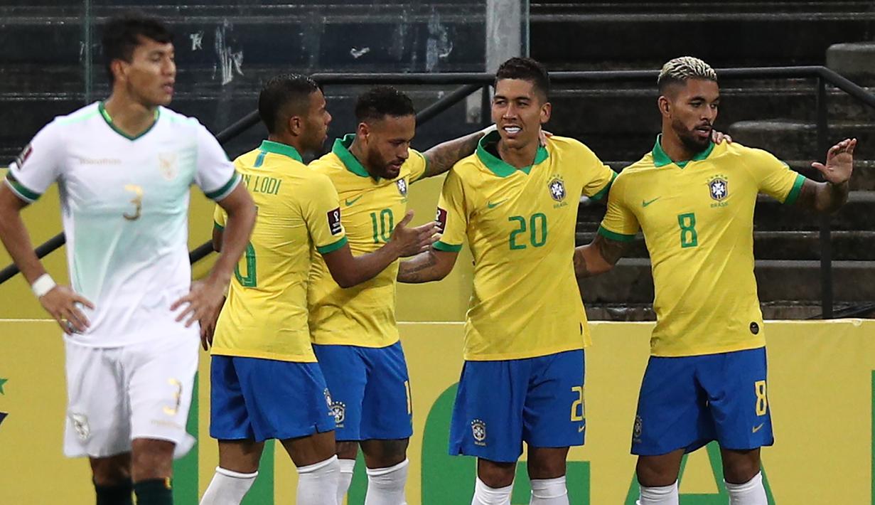 Pemain Brasil merayakan gol yang dicetak Roberto Firmino ke gawang Bolivia pada laga kualifikasi Piala Dunia 2020 di Corinthians Arena, Sabtu (10/10/2020) pagi WIB. Brasil menang 5-0 atas Bolivia. (AFP/Buda Mendes/pool)