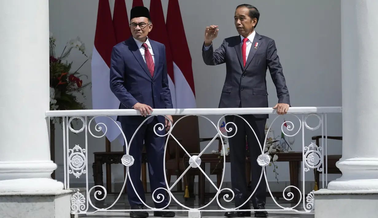 Presiden Joko Widodo (kanan) bersama Perdana Menteri Malaysia Anwar Ibrahim berbincang di veranda Istana Kepresidenan Bogor, Jawa Barat, Senin (9/1/2023). Presiden Joko Widodo menerima kunjungan kenegaraan Perdana Menteri Malaysia Anwar Ibrahim di Istana Bogor. (AP Photo/Achmad Ibrahim)