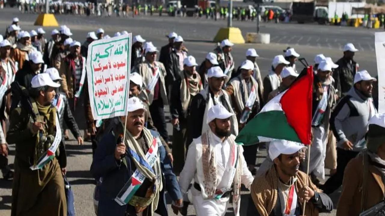 Dalam parade itu, para pejuang berjumlah ratusan yang telah menyatakan sikapnya untuk berperang di Gaza.