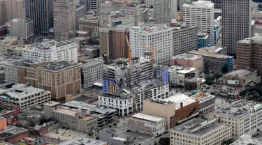 Gambar udara memperlihatkan bangunan Hard Rock Hotel yang tengah dibangun runtuh di pusat kota New Orleans, Sabtu (12/10/2019). Setidaknya satu orang tewas dan 18 lainnya terluka akibat insiden ini. (AP Photo/Gerald Herbert)