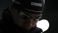 Perenang Indonesia, Jason Donovan berkonsentrasi sebelum berenang pada nomor 50 meter gaya bebas putra dalam Kejuarnas Akuatik Indonesia 2026 di Stadion Akuatik Gelora Bung Karno, Senayan, Jakarta, Jumat (01/05/2026). (Bola.com/Bagaskara Lazuardi)