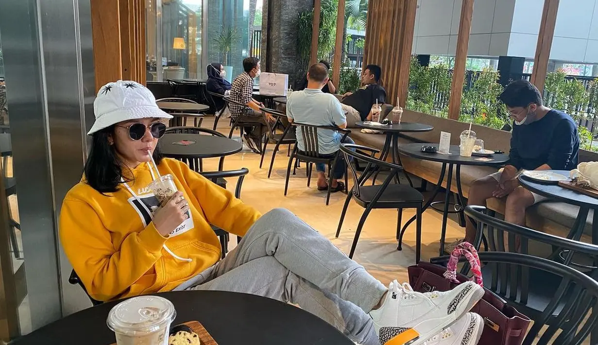 Bahkan tak jarang ia mengadopsi gaya street style untuk optimalkan gaya kasual yang nyaman.