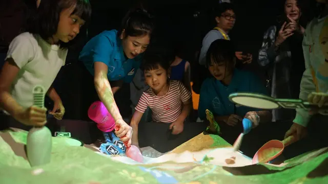 Bukti Taman Bermain Bukan Cuma untuk Anak-Anak, Haruka Nakagawa Bermain di Playground Digital Interaktif Asal Jepang