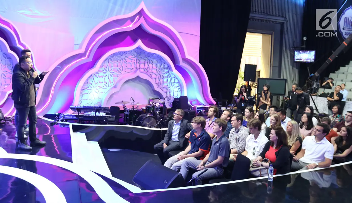 Mahasiswa Virginia University mendengarkan tim Indosiar menjelaskan produksi program acara di studio Indosiar, Jakarta, Rabu (29/5/2019). Kunjungan mahasiswa Virginia University ke Indosiar tersebut untuk melihat bagaimana cara produksi sebuah program televisi dibuat. (Liputan6.com/Angga Yuniar)