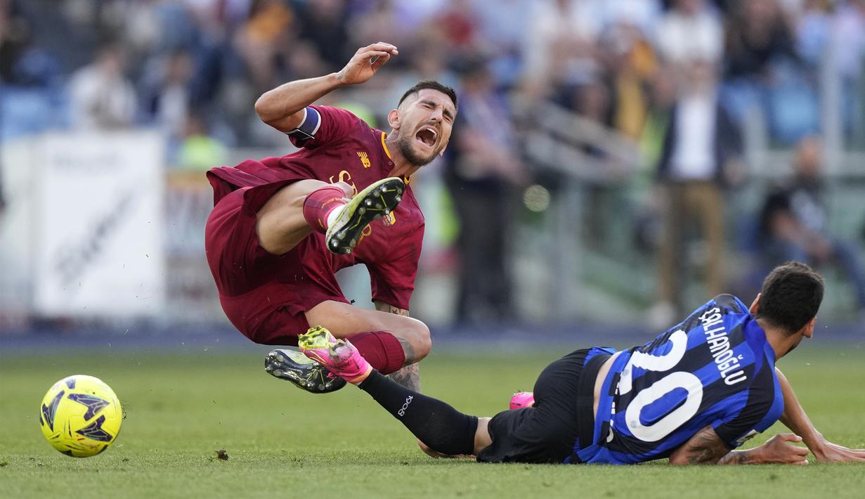 Pemain Inter Milan, Hakan Calhanoglu (kanan), berebut bola dengan pemain AS Roma, Pellegrini, dalam pertandingan lanjutan pekan ke-34 Serie A Liga Italia 2022/2023 yang berlangsung di stadion Olimpico, Sabtu (6/5/2023) malam WIB. (AP Photo/Andrew Medichini)