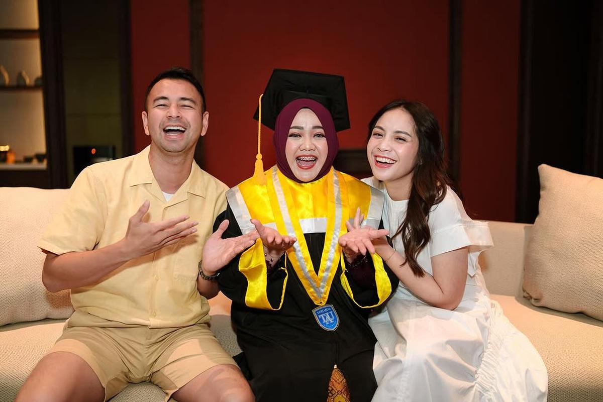 Potret Mbak Lala Wisuda, Syukurannya Diajak ke Bali Sampai Bawa Toga