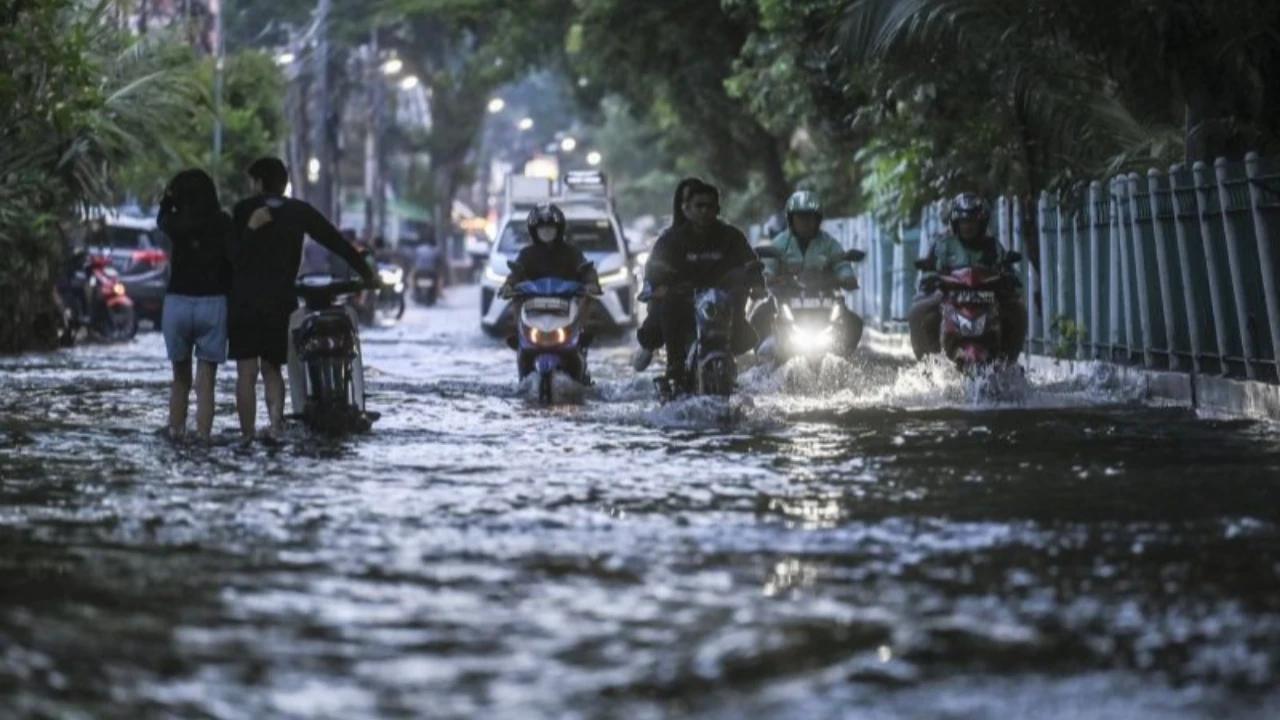 Genangan Muncul di Sejumlah Titik Jakarta Usai Hujan Lebat Pagi Ini, Tinggi Air Capai 50 Cm