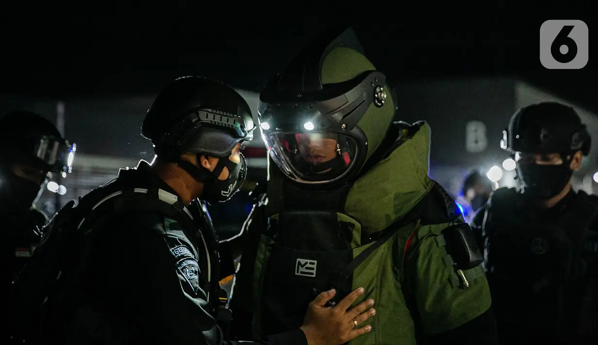 Tim Gegana Brimob Kelapa Dua Mabes Polri mengenakan pakaian khusus saat akan mengecek benda mecurigakan dalam simulasi penanggulangan bom dan teror di Depo MRT Lebak Bulus, Jakarta, Rabu (16/12/2020). (Liputan6.com/Faizal Fanani)