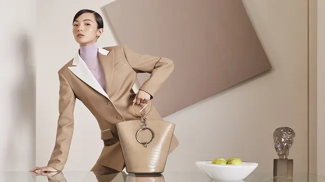 Koleksi sepatu hingga akasesori stylish untuk perempuan modern