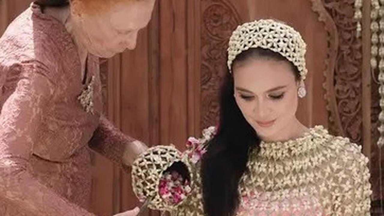 Prosesi Siraman Luna Maya