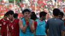 Pemain Timnas Indonesia U-19 menangis usai takluk dari Thailand di Piala AFF U-18 2017 di Stadion Thuwunna, Yangon, Jumat (15/9). Timnas Indonesia U-19 gagal ke final usai kalah 2-3 (0-0) dari Thailand lewat drama adu penalti. (Liputan6.com/Yoppy Renato)