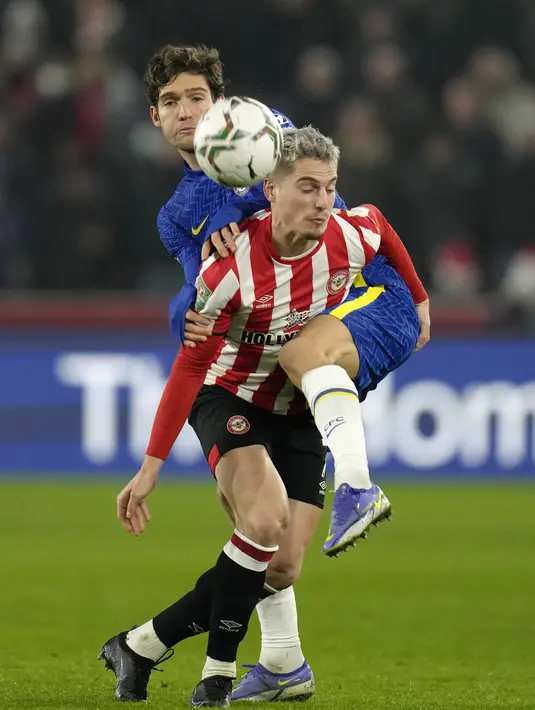 Bek Chelsea, Marcos Alonso berusaha merebut bola dari pemain Brentford, Vitaly Janelt pada pertandingan perempat final Piala Liga Inggris di stadion Brentford Community di London, Kamis (23/12/2021). Chelsea menang atas Brentford 2-0. (AP Photo/Kirsty Wigglesworth)