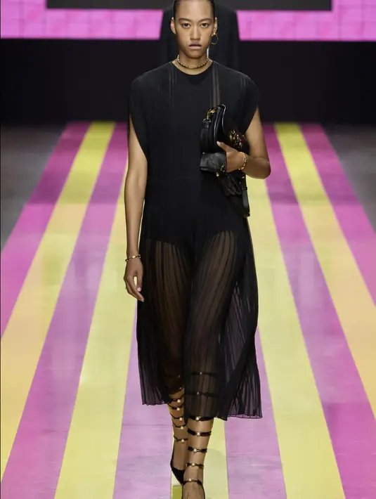 <p>Namun Christian Dior juga berhasil hadirkan siluet feminin yang tak lekang oleh waktu. [Foto: Christian Dior.dok]</p>