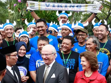 Walikota Bandung Ridwan Kamil memperkenalkan suporter Persib Bandung kepada Raja Carl XVI Gustaf, dan Ratu Silvia dari Swedia berkunjung ke Bandung, Rabu (24/5). (AP Photo / Dita Alangkara)