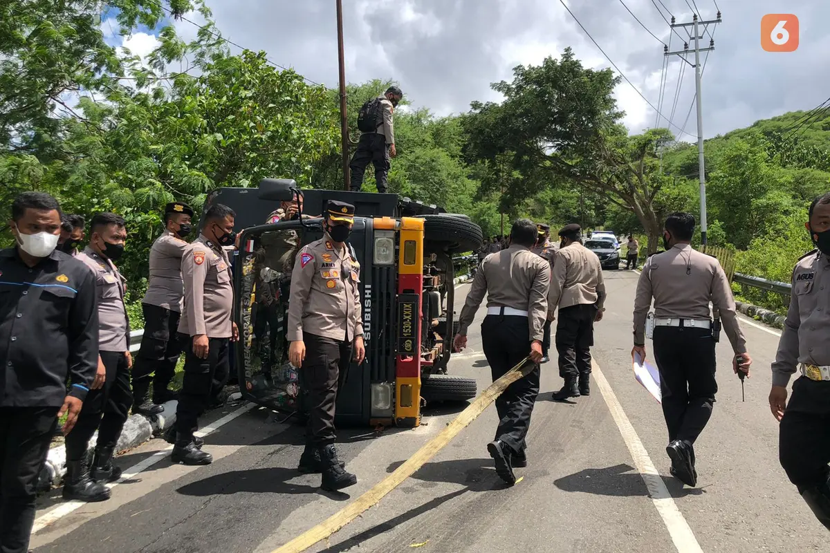 Mobil Dalmas Polda Gorontalo Kecelakaan saat Mengamankan Aksi di Kantor Gubernur (Arfandi Ibrahim/Liputan6.com)