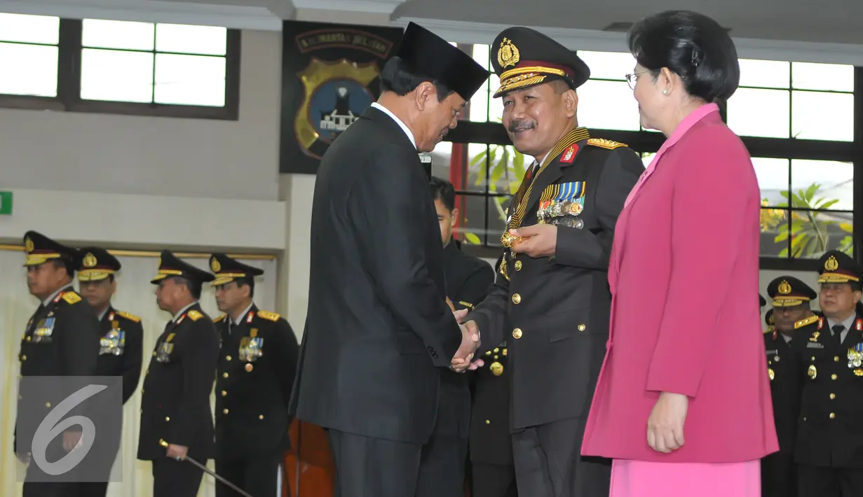 Menkopolhukam, Tedjo Edy Purdjianto (kiri) memberikan selamat kepada Kapolri Jenderal Badrodin Haiti usai memberikan tanda kehormatan Bintang Bhayangkara Utama di Mabes Polri, Jakarta, Senin (29/6/2015). (Liputan6.com/Herman Zakharia)